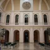 Una serie di bianche arcate segnano il perimetro dell�ampia sala: le stesse presenti nei finestroni del piano superiore caratterizzate da eleganti balaustre